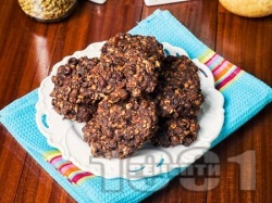 Бързи сладки бисквити с овесени ядки, черен шоколад, фъстъчено масло, кафява захар и стафиди - снимка на рецептата